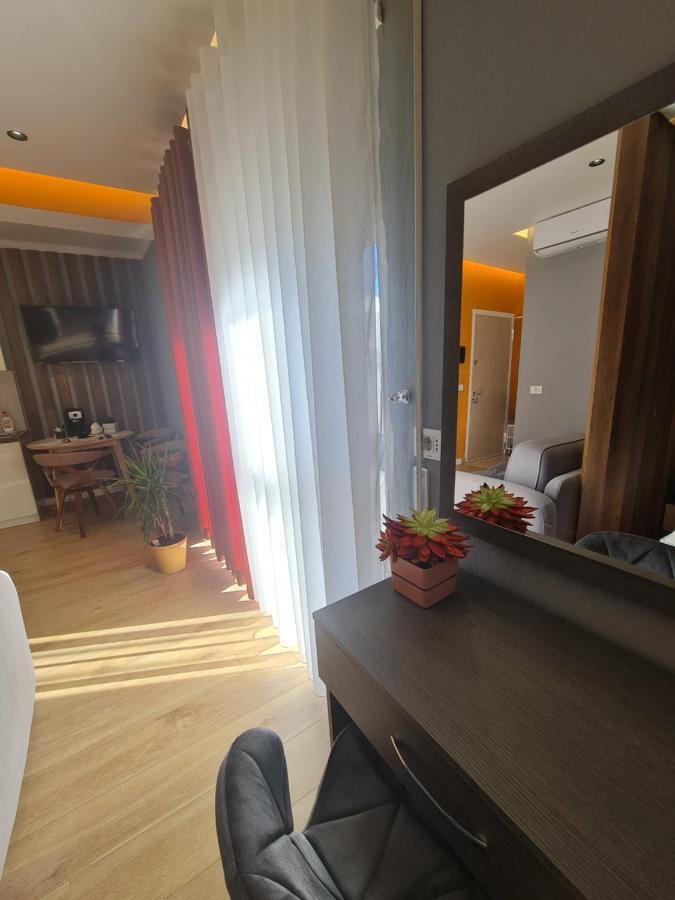 Sunny Apartment - Blloku Tirana, Near Lake Exterior foto